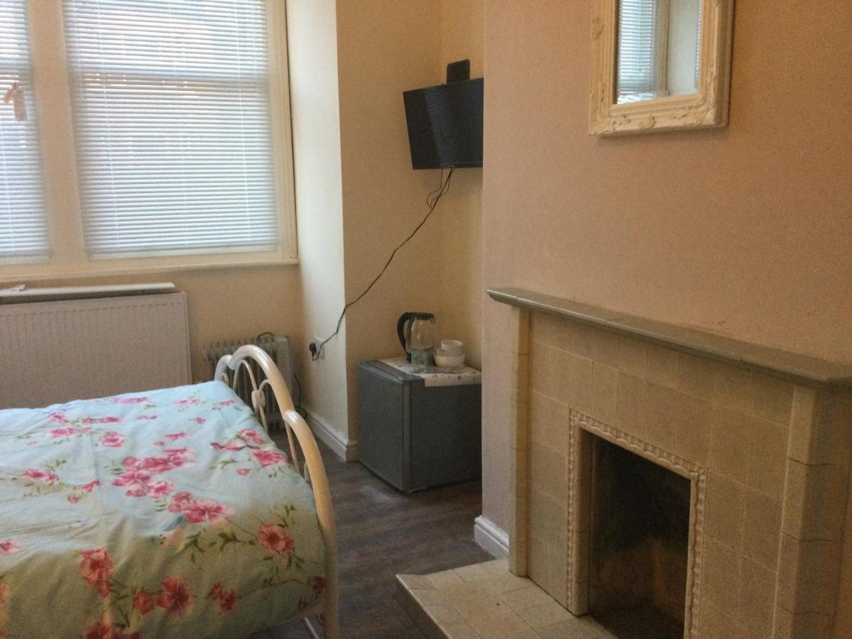 Pensión Tdm Bachelot Lettings Ltd